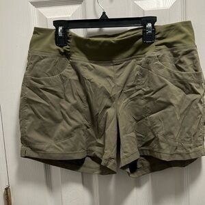 Mountain Hardwear shorts size L